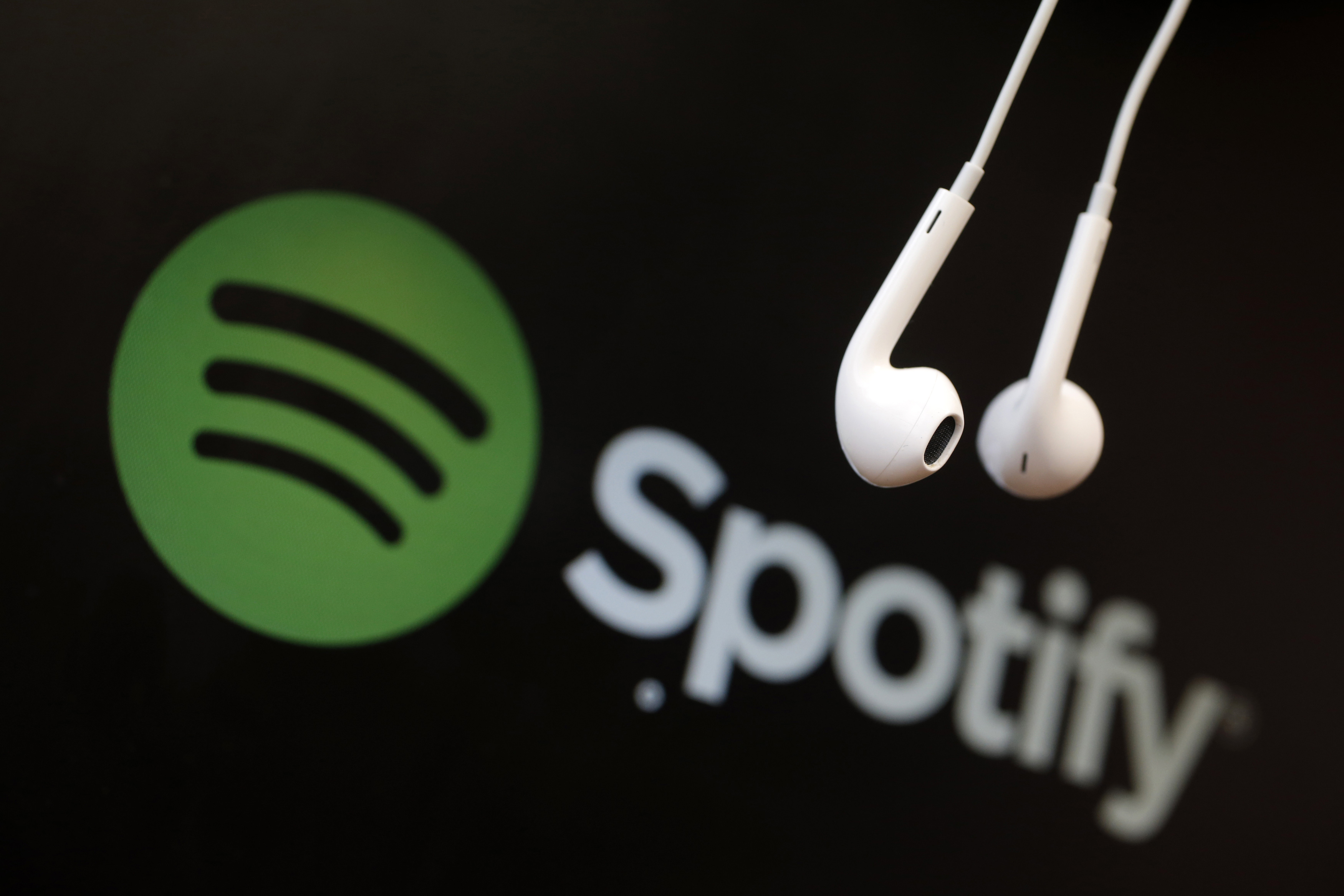 Spotify starts auto-mixing tracks in playlists